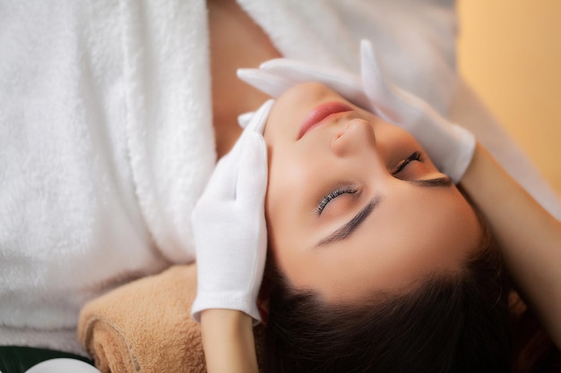 Linda mujer recibiendo un masaje relajante en el salón de spa