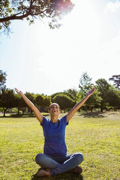 Linda mujer sentada en el parque