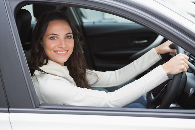 Linda mujer sonriendo y conduciendo