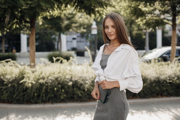 Linda mujer sonriente retrato al aire libre