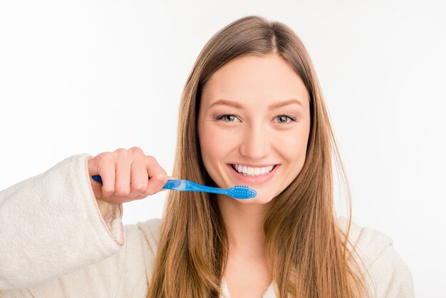 Linda mujer sosteniendo un cepillo de dientes