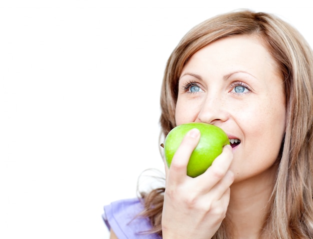 Linda mujer sosteniendo una manzana