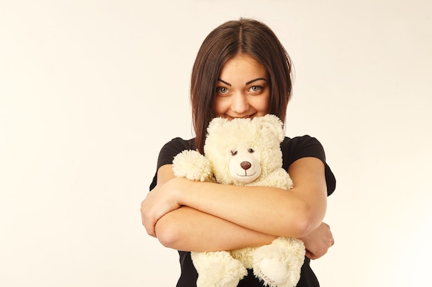 Linda mujer sosteniendo un oso de peluche