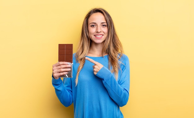 linda mujer sosteniendo una tableta de chocolate