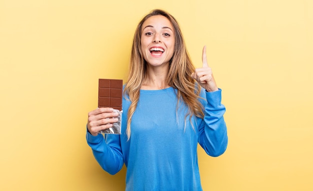 linda mujer sosteniendo una tableta de chocolate