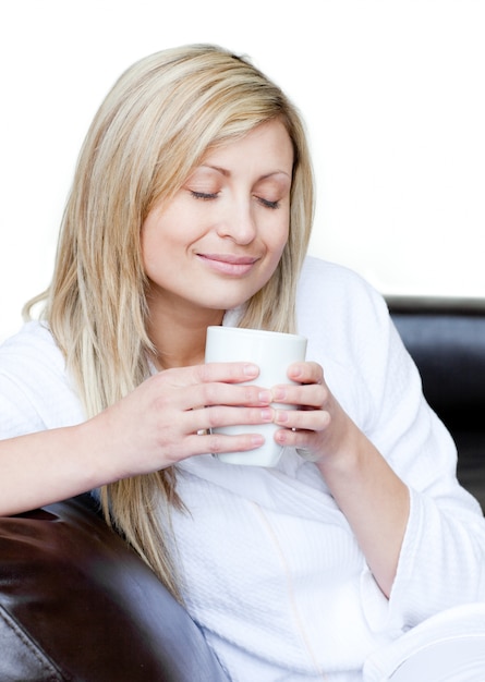 Linda mujer sosteniendo una taza de café