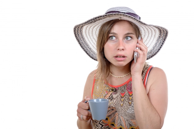 Foto linda mujer en el teléfono con una taza de té