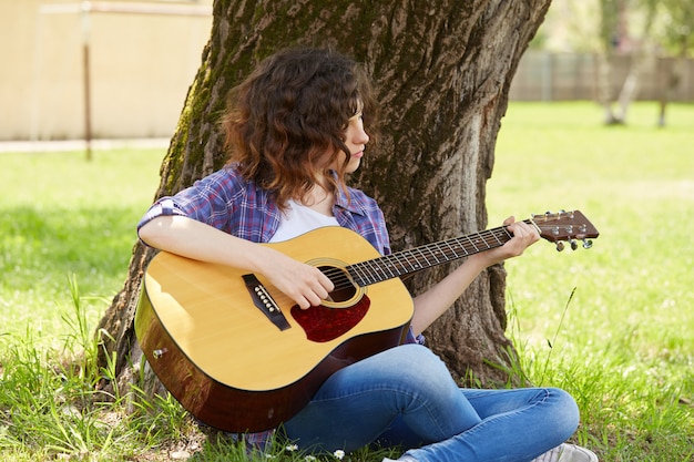 Linda mujer tocando la guitarra