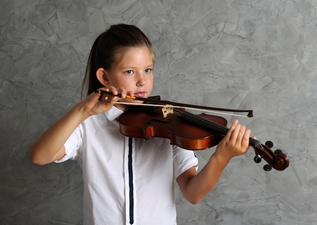 Linda mujer tocando el violín