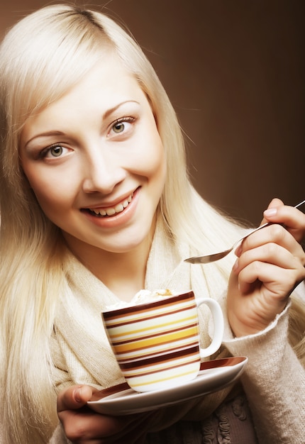 Linda mujer tomando café