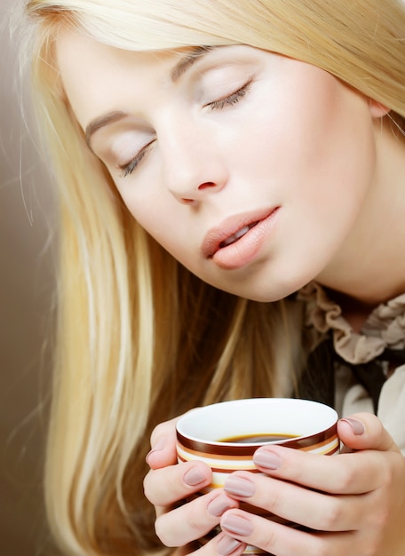 Linda mujer tomando café