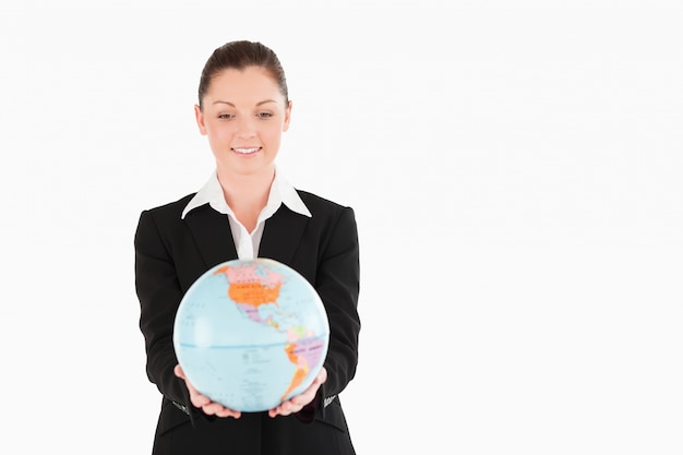 Linda mujer en traje sosteniendo un globo