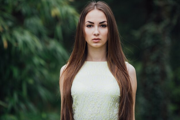 Linda mujer en vestido blanco