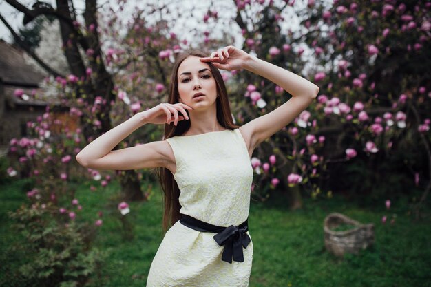 Linda mujer en vestido blanco