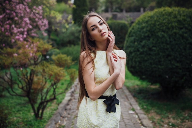 Linda mujer en vestido blanco