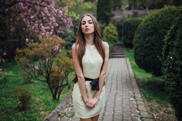 Linda mujer en vestido blanco