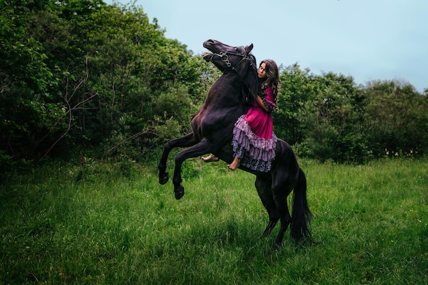 Linda mulher a cavalo