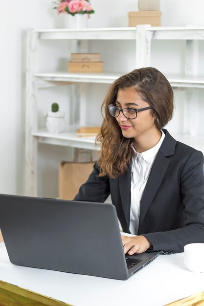 Linda mulher a trabalhar no computador.