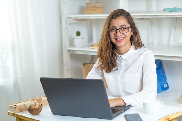 Linda mulher a trabalhar no computador.