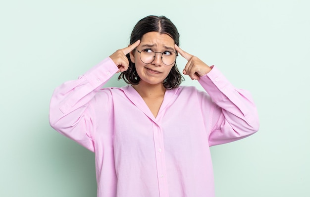 Linda mulher adolescente parecendo concentrada e pensando seriamente em uma ideia, imaginando uma solução para um desafio ou problema