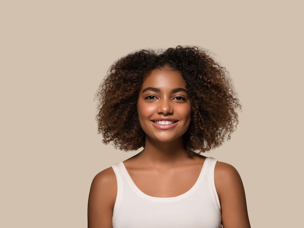 Linda mulher africana camiseta branca retrato corte de cabelo afro Cor de fundo marrom