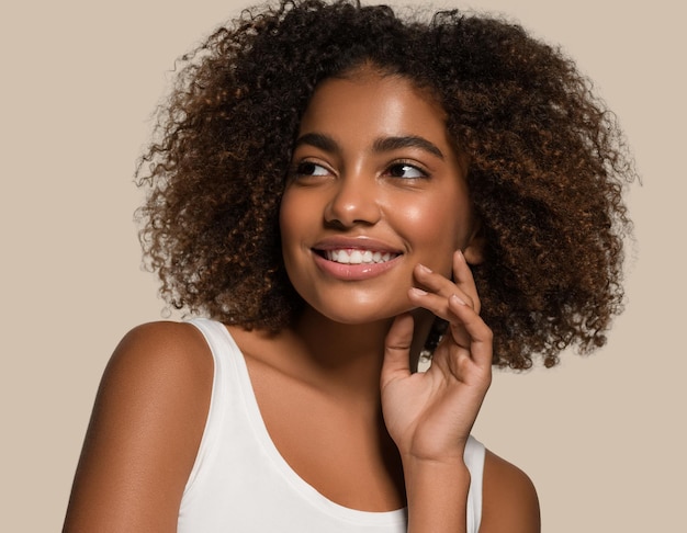 Linda mulher africana camiseta branca retrato corte de cabelo afro tocando seu rosto Cor de fundo marrom