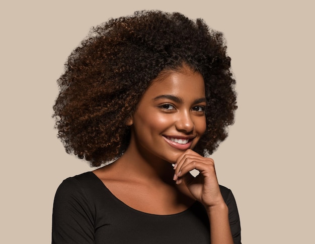 Foto linda mulher africana camiseta preta retrato corte de cabelo afro tocando seu rosto cor de fundo marrom