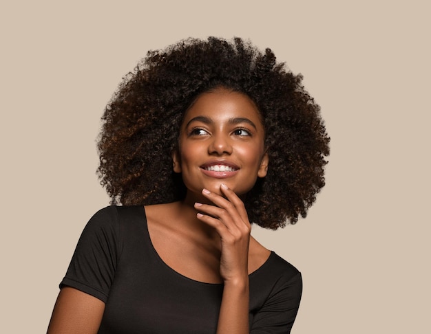 Linda mulher africana camiseta preta retrato corte de cabelo afro tocando seu rosto cor de fundo marrom