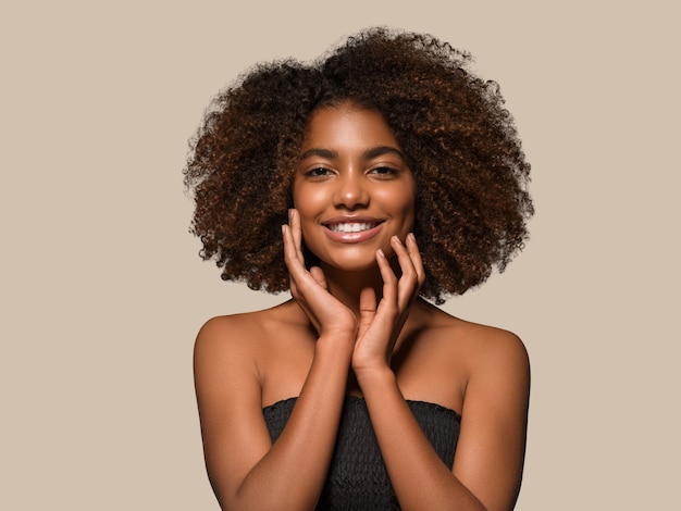 Linda mulher africana camiseta preta retrato corte de cabelo afro tocando seu rosto Cor de fundo marrom