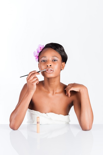Linda mulher africana em estúdio com maquiagem