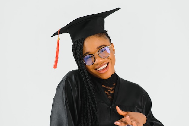 Linda mulher africana formada na faculdade na formatura