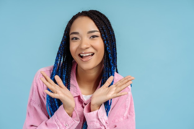 linda mulher afro-americana com elegantes dreadlocks azuis em roupa elegante, olhando para a câmera