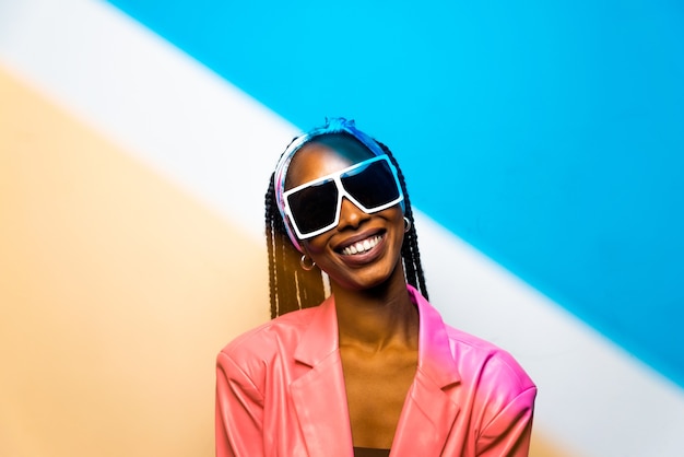 Linda mulher afro-americana com penteado afro de tranças e roupas elegantes - Retrato de uma jovem negra em estúdio