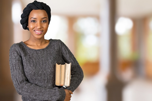 Linda mulher afro-americana segurando livros