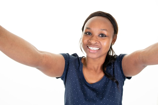 Linda mulher afro-americana tirando foto de selfie isolada sobre fundo branco