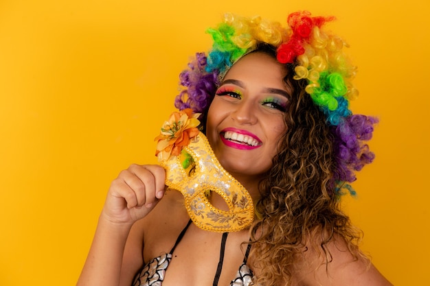 Linda mulher afro vestida para o carnaval.