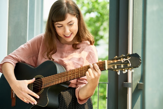 Linda mulher alegre com guitarra