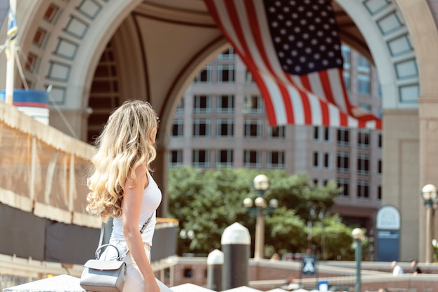 Linda mulher andando nas ruas da cidade de Boston