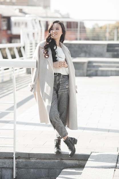 Foto linda mulher ao ar livre linda senhora no meio urbano retrato feminino asiático fechado