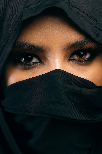 Foto linda mulher árabe em hijab com maquiagem brilhante