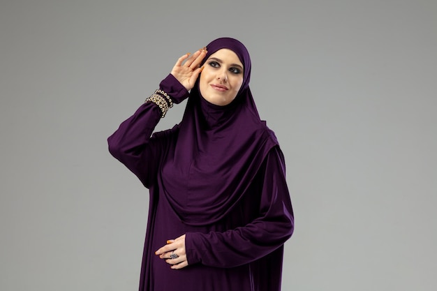 Linda mulher árabe posando em elegante hijab isolado no conceito de moda de fundo de estúdio