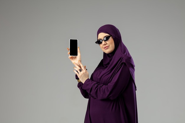 Linda mulher árabe posando em um elegante hijab isolado no estúdio