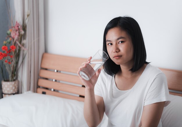 Linda mulher asiática bebendo água