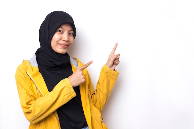 Linda mulher asiática com retrato de hijab no espaço em branco