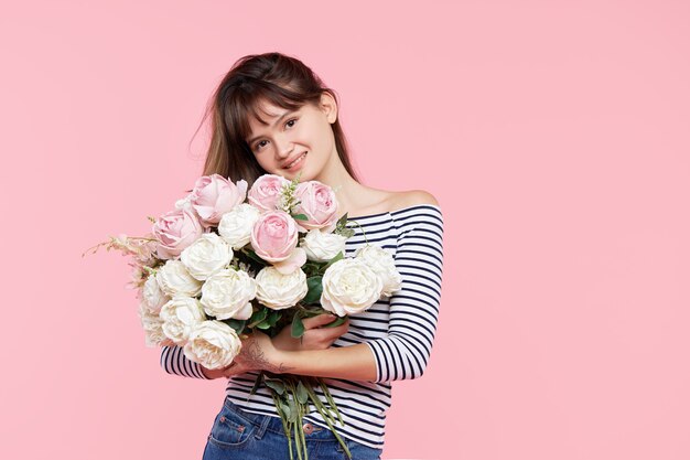 Linda mulher asiática com um buquê de flores