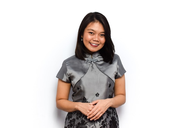 Linda mulher asiática com vestido tradicional Cheongsam Fazendo pose sorrindo e olhando para a câmera