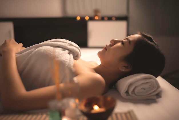 Linda mulher asiática dorme spa e relaxa massagemTempo de relaxar depois de cansado do trabalho duroTailândia