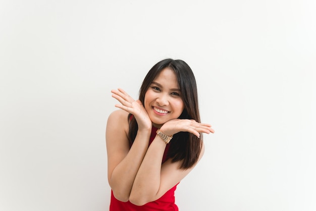 Linda mulher asiática em pose de vestido vermelho para tirar uma foto em fundo brancoslim girl com sorriso