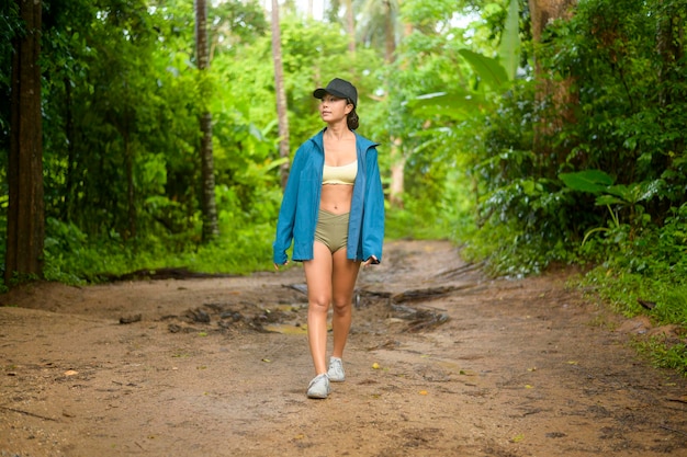 Linda mulher asiática em roupas esportivas trekking na trilha de montanha Conceito de viagens e ecoturismo