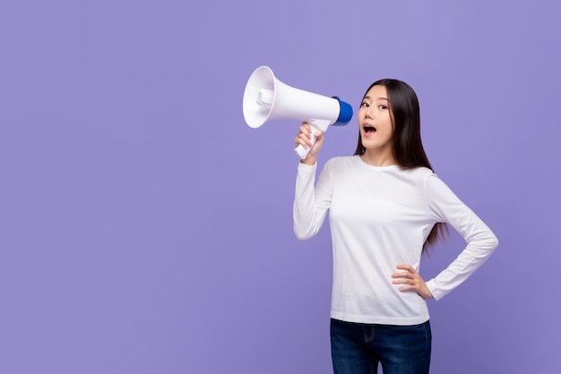 Linda mulher asiática falando no magaphone